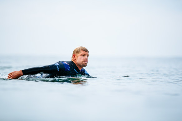 Aussie legend Mick Fanning has been knocked out of the Rip Curl Pro at Bells Beach.