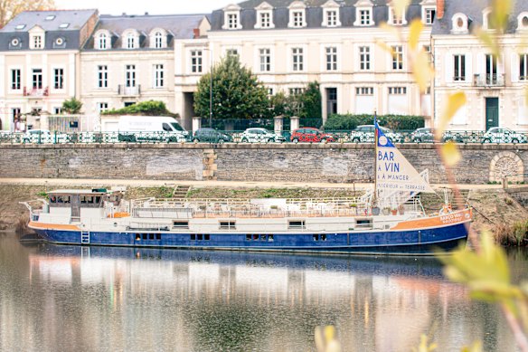 O bar e restaurante Barco Vino de Angers está permanentemente ancorado no rio Maine.