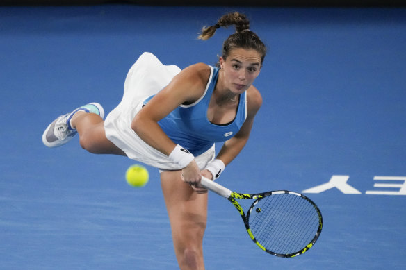 Lucia Bronzetti overpowered her opponent in straight sets, defeating Team Greece despite a spirited earlier comeback from Stefanos Tsitsipas.