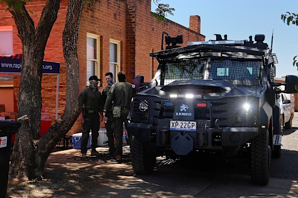 Oficiais da unidade de operações táticas da Polícia de Nova Gales do Sul procuram Julian Ingram no Lago Cargelligo.