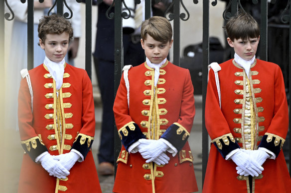 Prens George, ortada, Westminster Abbey dışında, büyükbabası Kral III. Charles'a ait diğer sayfalarla birlikte.