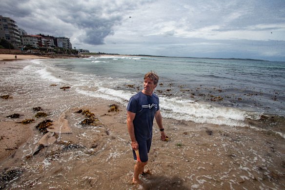 Andrew Camfield agora se cobre na praia e evita nadar muito depois das 8h 