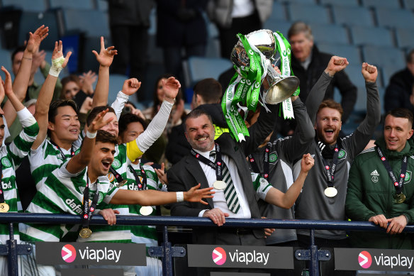 Ange Postecoglou lifts the Scottish League Cup.