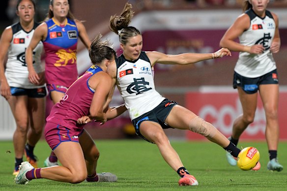 Dayna Finn of the Blues gets a kick away .