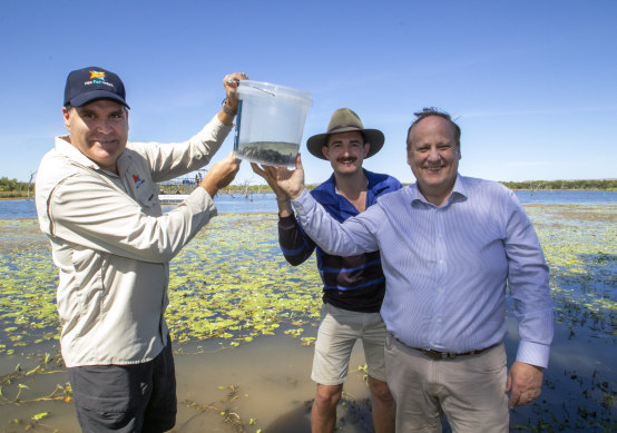 chief executive Dr Andrew Rowland, Lake Kununurra Barramundi Stocking Group president Dylan Hearty and Fisheries Minister Don Punch at the Lake Kununurra community barramundi release in 2021.