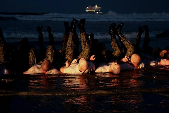 Os candidatos do Navy SEAL treinam na Califórnia em 2020.
