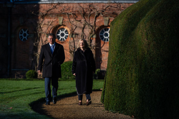 Avrupa Komisyonu Başkan Yardımcısı Maros Sefcovic ayrıldı ve İngiltere'nin o zamanki dışişleri bakanı Liz Truss, İngiltere'nin Chevening kentindeki Chevening House'un bahçelerinde yürüyor.