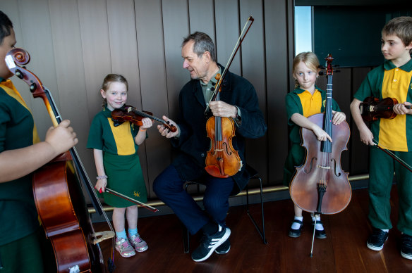 ACO artistic director Richard Tognetti with students from St Marys North Public School. (L to R) Tanginoa Halaifonua-Palu, 6, Ava Tuckwood, 6, Rebel Nordsven, 6 and Peyton Arecco, 7. 