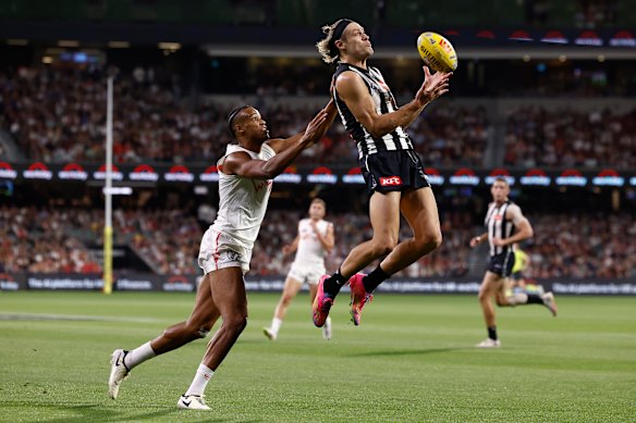 Darcy Moore e Joel Amartey competem por posse.