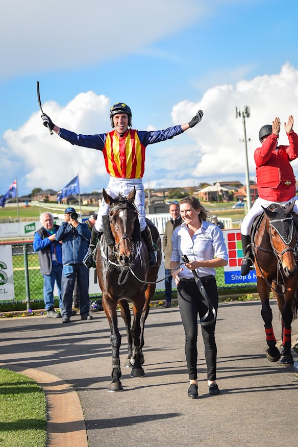 A jubilant McCarthy returns to the mounting yard.