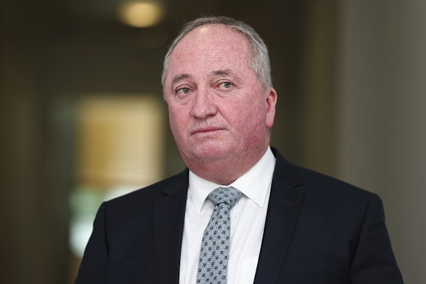 Barnaby Joyce, Canberra'daki Parlamento Binası'nda röportaj veriyor.