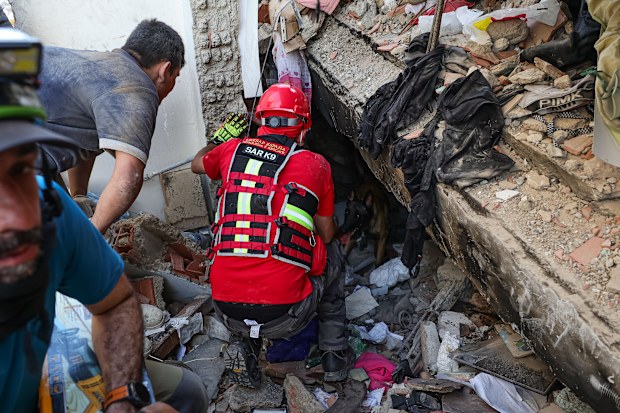 Venezuela earthquakes: Security guard Hernan Alberto Gil Flores pulled  alive from building basement eight days after twin quakes | Nine.com.au