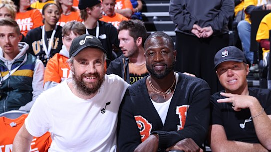 Denise Unterwurzacher criticó duramente a Mike Cannon-Brookes (izquierda) por su copropiedad del equipo de baloncesto Utah Jazz. Aparece en la foto con los copropietarios Dwayne Wayde y Ryan Smith.