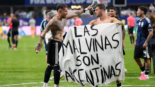 Giovani Lo Celso dell'Argentina tiene uno striscione con le parole 