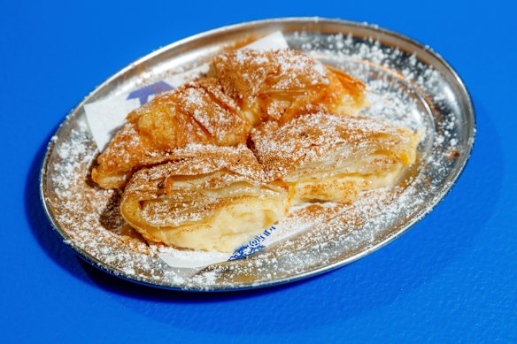 Bougatsa me krema.