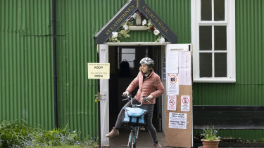 Galler, Cardiff'teki Pontcanna'daki Kings Road'da bir kadın bisikletle bir sandıktan çıkıyor.