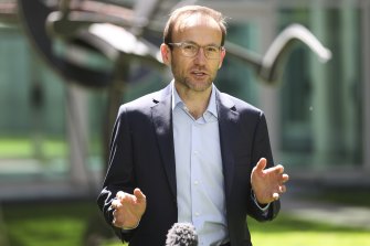 An employee of the Greens' leader Adam Bandt has tested positive for COVID-19 after a parliamentary week in Canberra. 