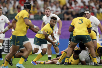 Will Genia passing in the 2019 Rugby World Cup quarter-final.