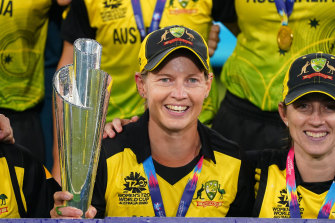 Meg Lanning with the Twenty20 World Cup trophy at the MCG in 2020. 