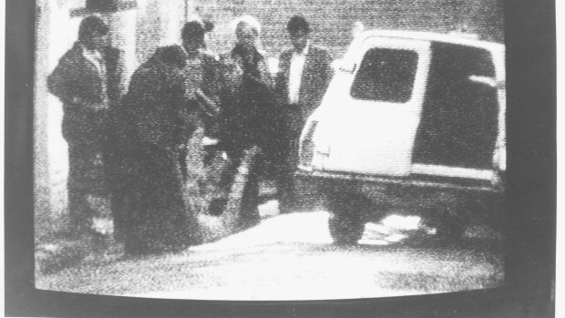 Police at the scene of Warren Lanfranchi’s fatal shooting in Dangar Place, Chippendale, in June 1981.