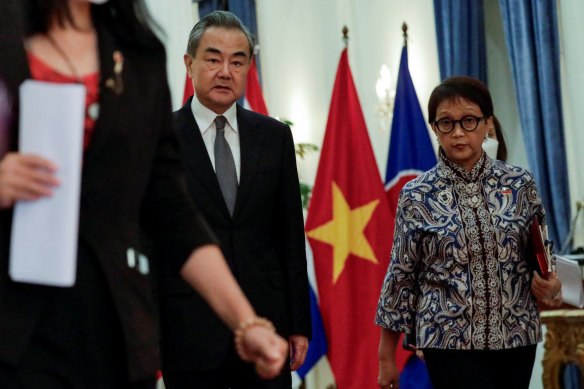 Kıdemli Çinli diplomat Wang Yi, ASEAN geri çekilmesinin eşiğinde Endonezya Dışişleri Bakanı Retno Marsudi ile yaptığı görüşmeden ayrıldı.