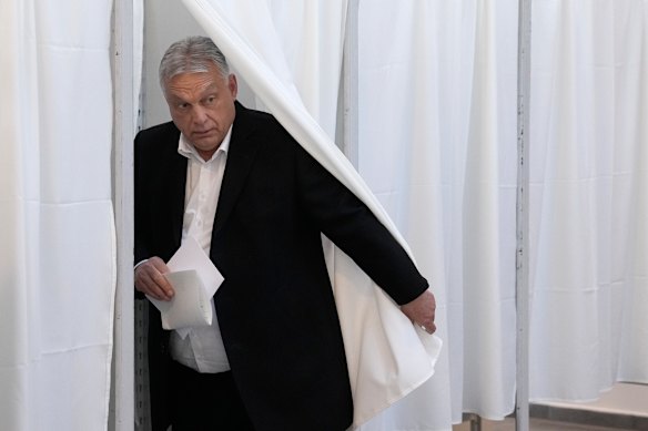 Il primo ministro Viktor Orbán si prepara a votare a Budapest.