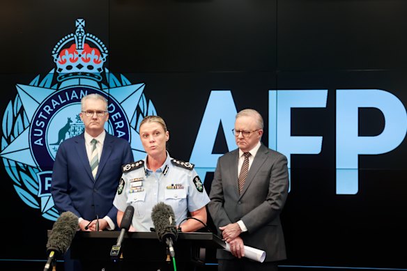 El ministro del Interior, Tony Burke, la comisaria de la AFP, Krissy Barrett, y el primer ministro, Anthony Albanese.
