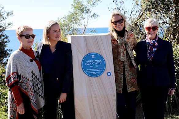 Wylie family representative, Julie Wylie, Coogee MP Marjorie O’Neill, former Olympian Lisa Forrest and Randwick Deputy Mayor Marea Wilson unveiled the blue plaque on Friday morning.