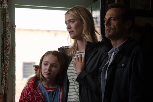 Agnes Dalton (Alix West Lefler), Louise Dalton (Mackenzie Davis) and Ben Dalton (Scoot McNairy) in Speak No Evil, 