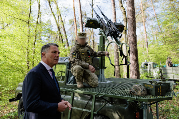 Defence Minister Richard Marles visits Ukrainian troops at a training facility near Lviv, near the Polish border on Saturday. 