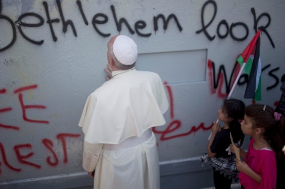 Paus Franciscus bidt tijdens zijn bezoek aan de Westelijke Jordaanoever in 2014.