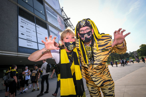 Sue Eggens and Paul Webb entering the MCG on Thursday.
