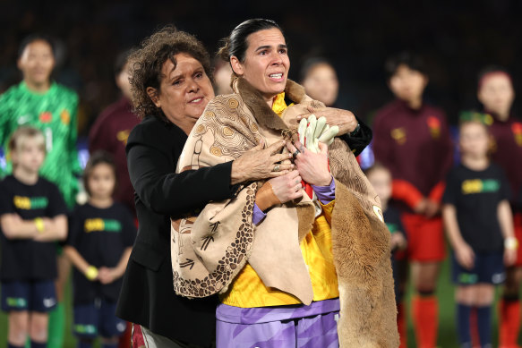 Evonne Goolagong Cawley presents Lydia Williams with her Booka pre-match.