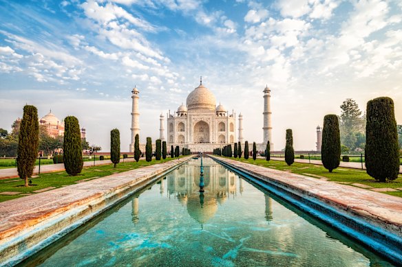 Taj Mahal at sunrise, Agra.