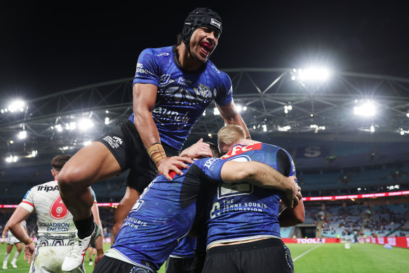 The Bulldogs celebrate a Jacob Kiraz try.