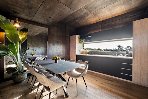 There are good amenities for self-catering or you can drive to Busselton where there are plenty of restaurants.