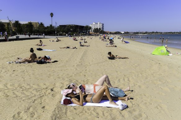 Melburnians enjoying their Easter Saturday with the unusually hot weather at St Kilda Beach.