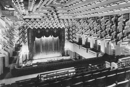 The Capitol Theatre in the 1920s, with the organ at left of stage.