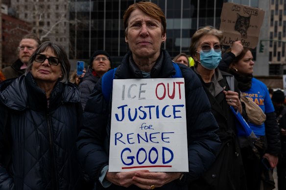 Le persone si radunano a New York per chiedere la fine delle operazioni di immigrazione dopo la sparatoria mortale di Renee Good.