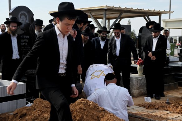 The funeral of Elisabetta Kosticin, 78, at the Ofakim cemetery.