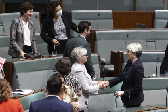 Independent MP Helen Haines and Environment Minister Tanya Plibersek shake hands after anti-corruption legislation passed in parliament.