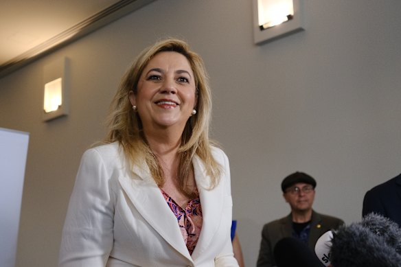 La primera ministra de Queensland, Annastacia Palaszczuk, habla con los medios después de pronunciar su discurso sobre el estado del estado de la CEDA en el Centro de exposiciones y convenciones de Brisbane el miércoles 4 de octubre de 2023.