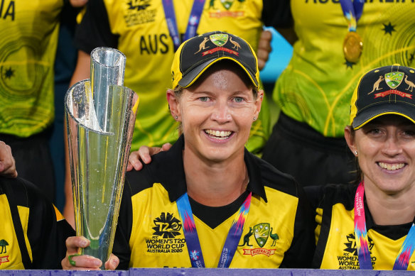 Meg Lanning with the Twenty20 World Cup trophy at the MCG in 2020. 