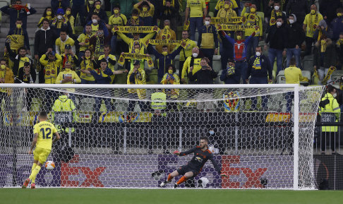Dani Raba scores Villarreal’s second penalty.