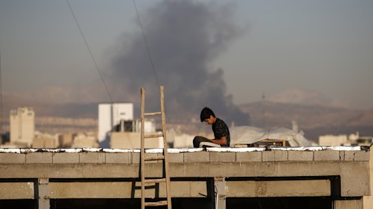 Il fumo si alza da est di Teheran in seguito agli attacchi statunitensi e israeliani di martedì.