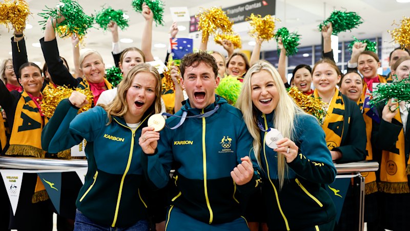 Champagne, selfies and celebrations: Winter Olympians return to Australia in style