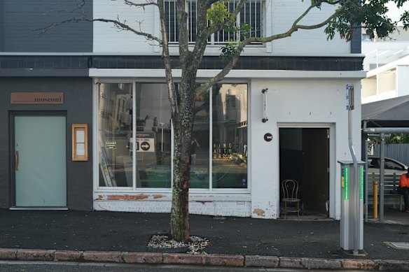 Trabalhadores estiveram no local na segunda-feira desmontando a instalação.