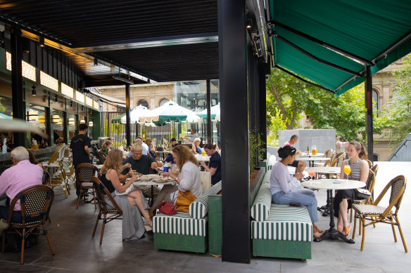 Exceedingly casual, SilkSpoon has Parisian-style cafe tables and a green-tiled facade, behind which is an open kitchen and service area. 