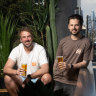 새로운 Footscray 장소인 Moon Dog Wild West 옥상에 있는 Josh Oljans(왼쪽)와 Karl Van Buren.