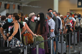 Many passengers at Sydney Airport on Saturday chose to wear masks despite the NSW government not making them mandatory for air travel.